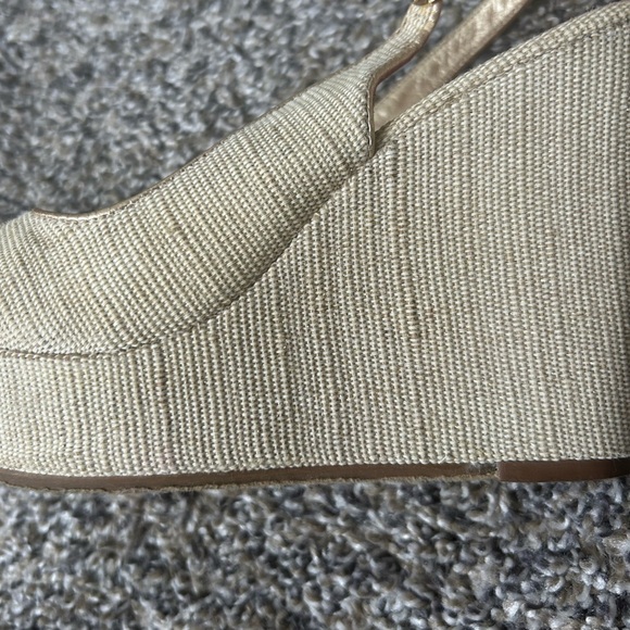 Lilly Pulitzer Elegant Beige and Gold Wedge Sandals size 6 - Picture 5 of 13